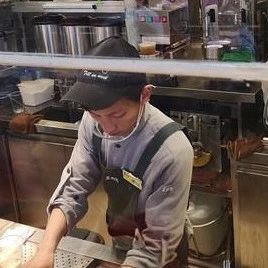 奶茶店店員因“怪腔怪調(diào)” 被消費(fèi)者吐槽很尷尬