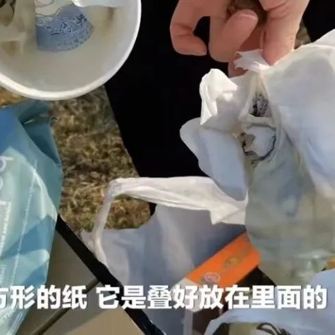 奶茶里喝出了整張紙巾？？網(wǎng)友：好歹也把紙巾泡透吧…